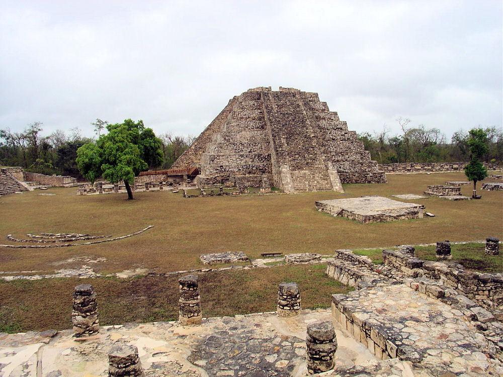http://www.delange.org/Mayapan/Dsc00215.jpg  
