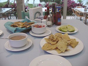 La Finca Resturant. Mexican Food. Lake Catemaco & Hotel La Finca. Veracruz Mexico. Travel & Tour Pictures, Photos, Information, Images, & Reviews.