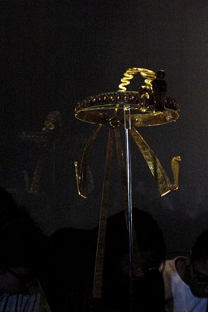 Queens Crown. Pharaoh King Tut  Ankh Amun (Tutankhamun), Egypt. Photos, Pictures, Information.