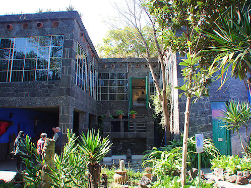Frida Kahlo Museum, Museo Frida Kahlo, Blue House, or La Casa Azul. Coyoac�n, M�xico D.F., Mexico. Travel & Tour Pictures, Photos, Information, Images, & Reviews.