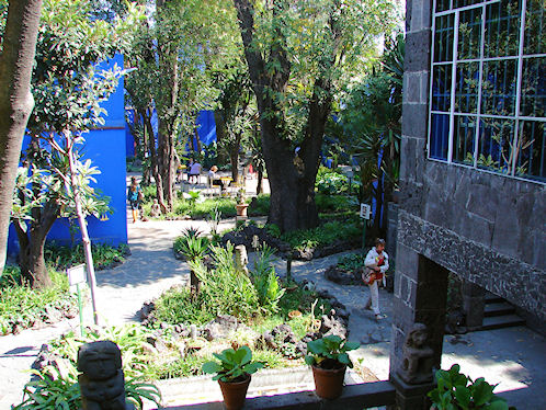Frida Kahlo Museum, Museo Frida Kahlo, Blue House, or La Casa Azul. Coyoac�n, M�xico D.F., Mexico. Travel & Tour Pictures, Photos, Information, Images, & Reviews.